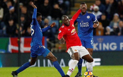 10 người Leicester cầm hòa M.U ở phút cuối