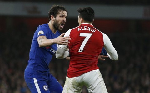 Hành động đẹp của Fabregas sau khi bị Sanchez phạm lỗi