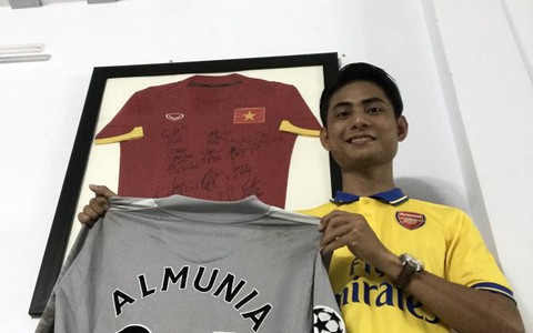 Bình và chiếc áo của thủ môn Almunia