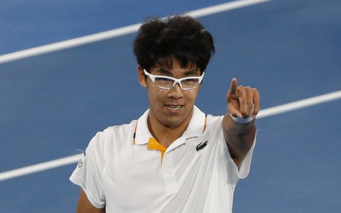 Ai nói “bốn mắt” chơi tennis không giỏi!