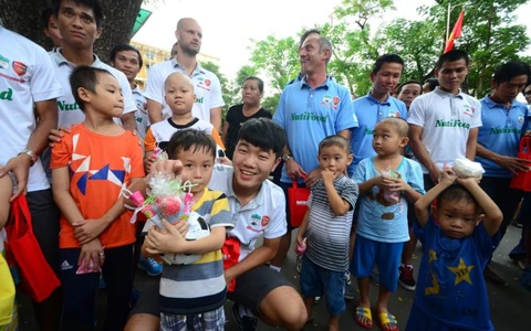 Đưa U-23 VN đến với bệnh nhi ung thư