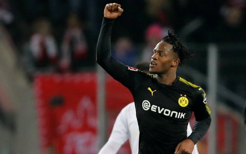 Batshuayi lập cú đúp ngày ra mắt, Dortmund đá bại Cologne