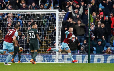 Burnley buộc M.C chia điểm tại Turf Moor