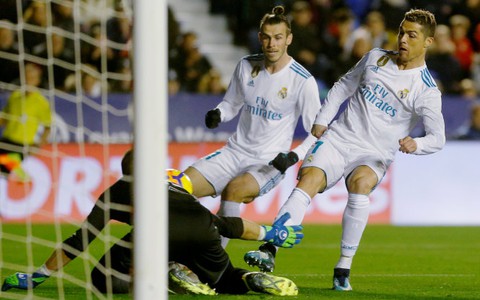 Ronaldo tịt ngòi, R.M bị Levante cầm chân