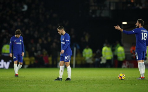 10 người Chelsea thảm bại trước Watford