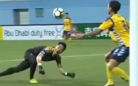 Video clip thủ môn Nguyên Mạnh gãy tay kinh hoàng