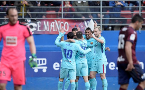 Barcelona thắng dễ 10 người Eibar