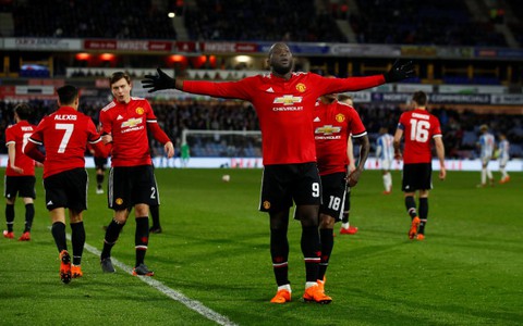 Lukaku lập cú đúp, M.U hạ Huddersfield ở Cúp FA
