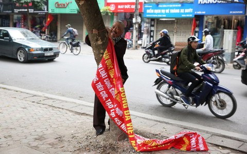 Yêu cầu tháo băng rôn phản đối ông Trần Quốc Tuấn