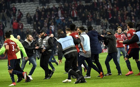 Cổ động viên Lille tấn công đội nhà sau trận gặp Montpellier