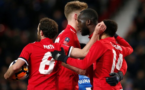 Vào bán kết cúp FA, M.U tạm vơi nỗi buồn Champions League