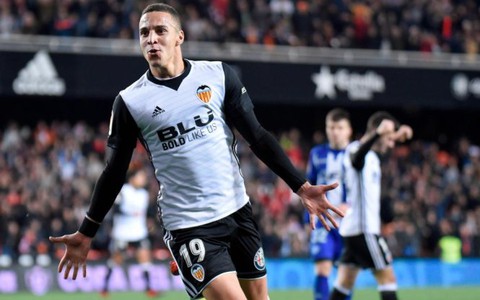 Đá bại Alaves, Valencia vượt mặt R.M