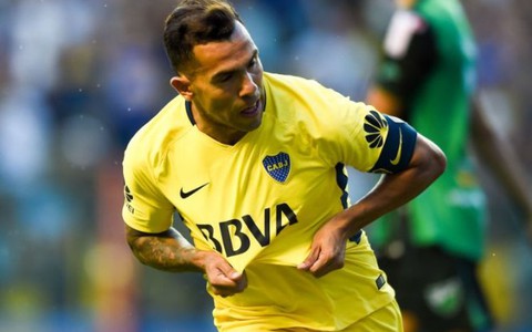 Tevez dính chấn thương khi đá “phủi” trong tù