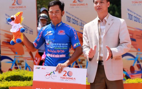 Lê Nguyệt Minh củng cố áo xanh