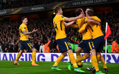 10 người Atletico Madrid cầm chân Arsenal tại Emirates