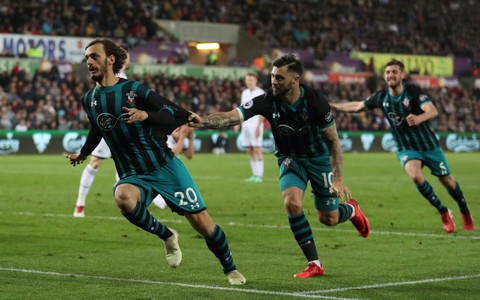 Thua Southampton, Swansea lâm nguy