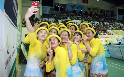 Khi nữ VĐV bóng chuyền diện áo dài