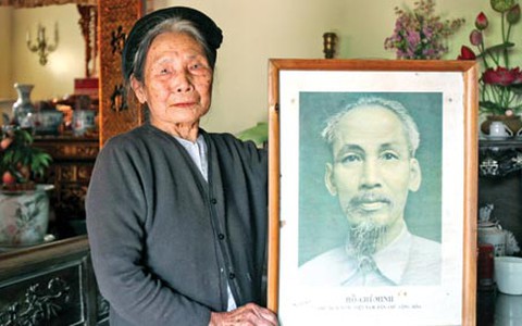 Nửa thế kỷ giữ ảnh Bác Hồ