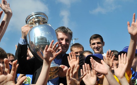 Davor Suker quảng bá giải