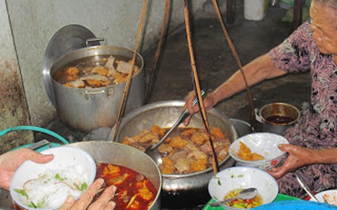 Quán bún bò đầu con hẻm nhỏ