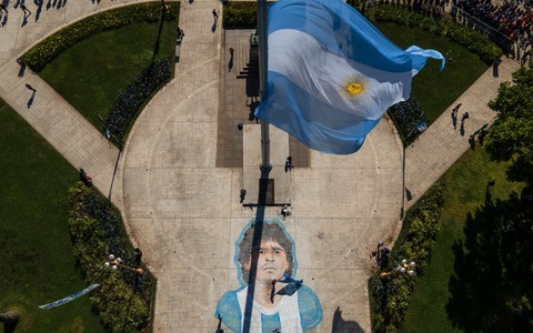 Maradona & những cuộc tranh cãi không hồi kết