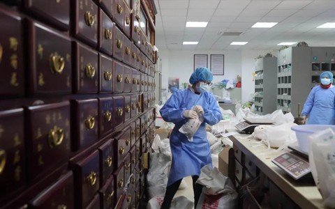 Trung Quốc điều trị covid-19: Từ bệnh viện dã chiến đông y tới phác đồ điều trị đông y