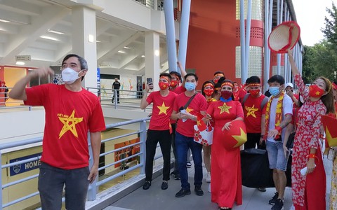Hai người đàn ông và một đứa trẻ