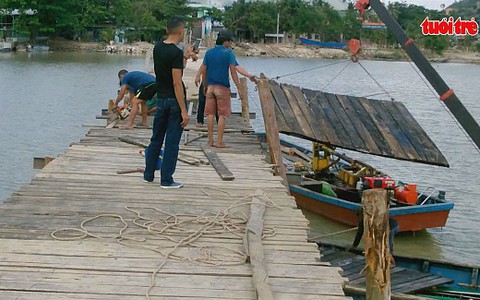 Cầu gỗ Phú Kiểng lại bị cuốn trôi sau 5 ngày thông xe