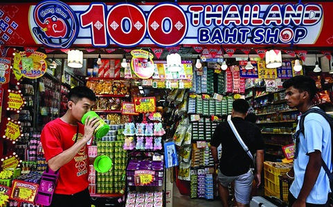 Dầu thảo dược yadom: Nét văn hóa hít hà của người Thái