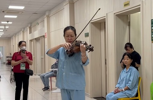 Nữ bệnh nhân chơi vĩ cầm tri ân y bác sĩ ở Bệnh viện Bạch Mai
