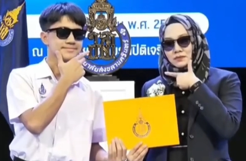 Cô hiệu trưởng gây sốt với màn trao bằng tốt nghiệp quá đáng yêu