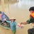 Bộ đội vượt nước ngập vào Bắc Nha Trang cứu trợ, đưa dân lên nơi an toàn
