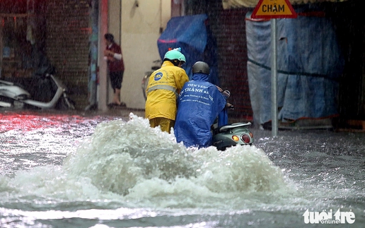Heavy rains flood Ho Chi Minh City streets, disrupt traffic