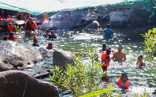 Da Nang residents escape heat at mountain streams