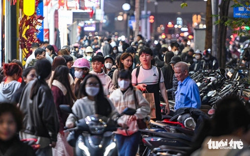 Hanoi fashion streets packed with Tet shoppers