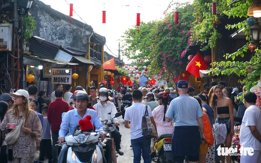 Crowds flood Hoi An ancient town on Lunar New Year’s Day