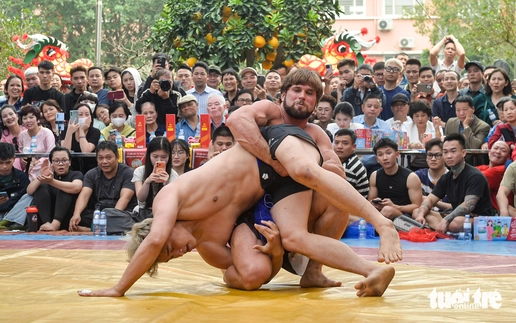 Belarusian wrestler draws crowds at Hanoi village festival wrestling event