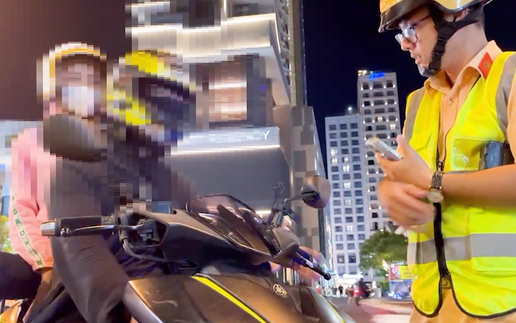 Foreigners in Nha Trang caught riding motorbikes without valid driver's licenses, refuse to cooperate with police