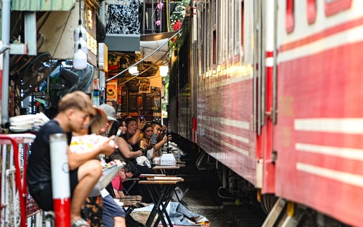 Hanoi’s Train Street stays packed despite foreign tourist’s phone being struck by train