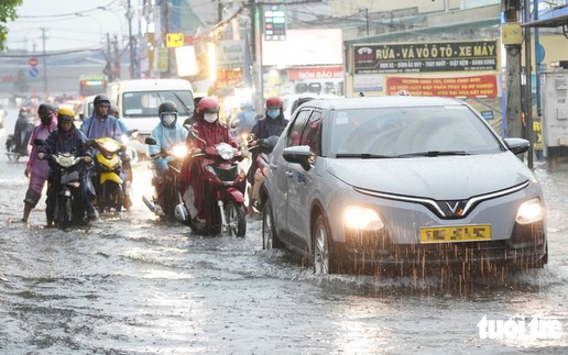 Torrential rain inundates roads across central Ho Chi Minh City