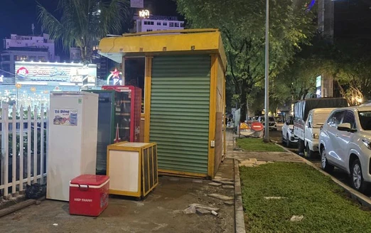 Public toilet ‘vanishes’ overnight, then reappears at corner of Saigon street
