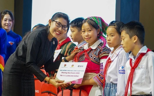 Thai ambassador awards ‘SCG Sharing The Dream’ scholarships to Vietnamese students