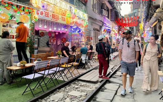 Hanoi’s ‘train street’ cafés resume operations days after police sweep: media