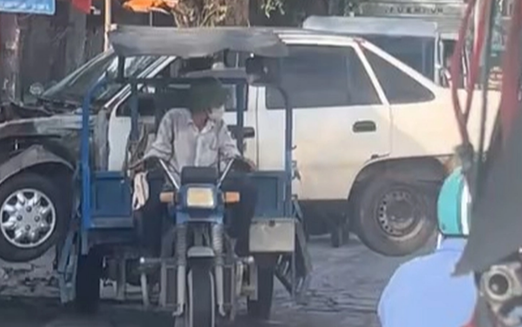 Ho Chi Minh City man fined for transporting old car on motorized tricycle
