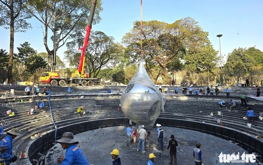 Water drop emblem installed at Ho Chi Minh City park in tribute to COVID-19 victims