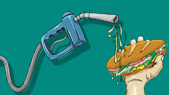 Nhai bánh mì ngắm biểu đồ giá xăng