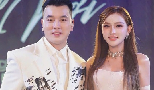 Ca sĩ lâu năm và nỗi khổ mang tên 'không được cũ, cũng chưa kịp mới'