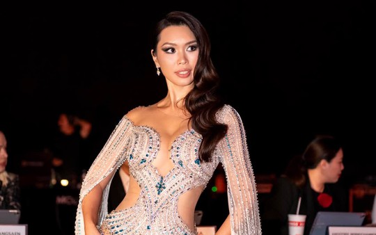 Siêu mẫu Hà Anh lội nước bì bõm ở Bangkok khi đi chấm thi nam vương