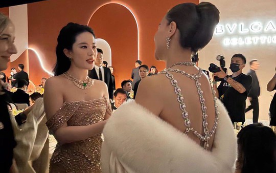 Lưu Diệc Phi tay bắt mặt mừng với Hồ Ngọc Hà trước khi 'cắt ảnh': Xã giao hay luật chơi triệu đô?