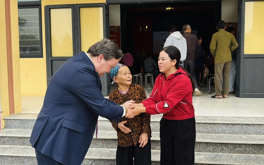 US ambassador visits disaster-affected families in northern Vietnam